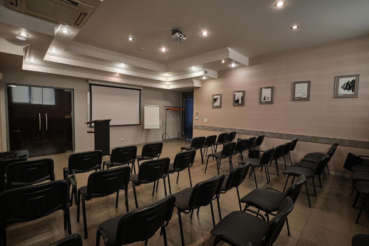 Hotel Uzhgorod 3* אוזהורוד