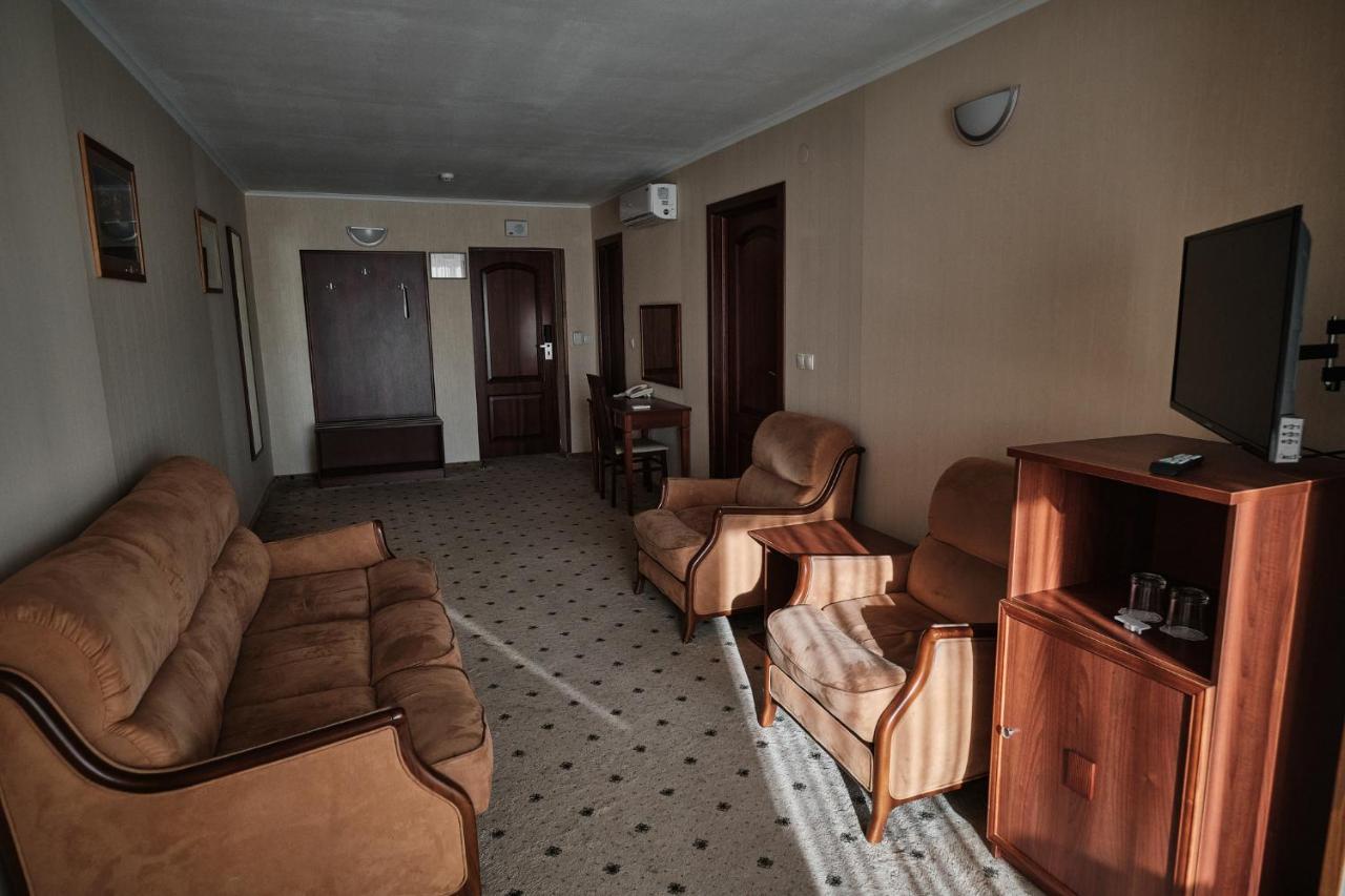 Hotel Uzhgorod 3* אוזהורוד